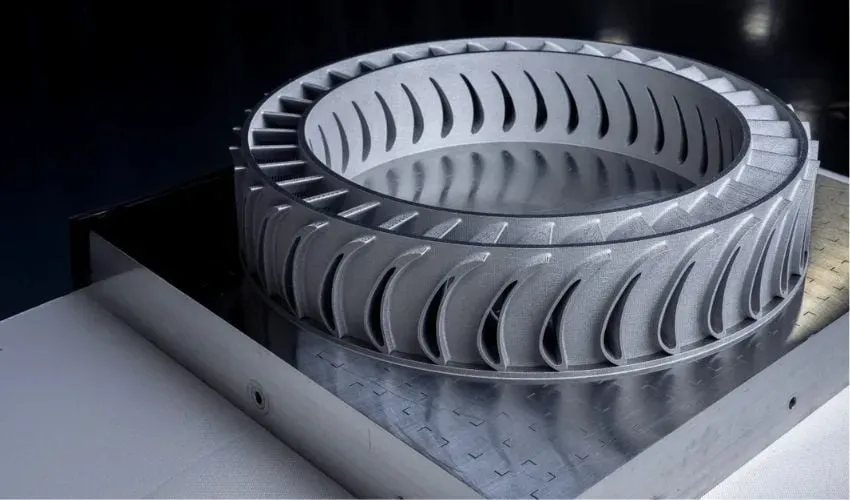 美国金属3D打印行业正从风险增长转向结构化整合，Stratasys、Arc Impact等企业并购加速。技术路线多元化，LPBF、粘结剂喷射与固态工艺并行发展，西海岸、东北部、中西部形成特色集群。核心挑战已从技术验证转向长期经济可持续性。