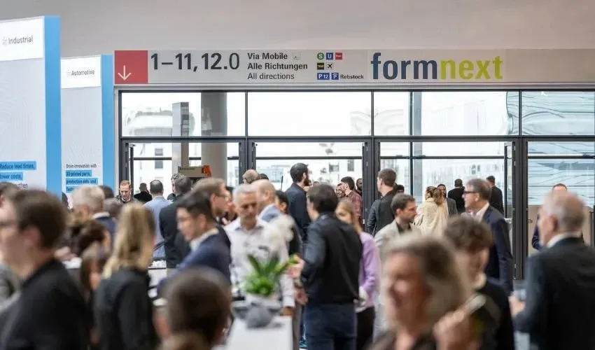 Formnext 2026 的倒计时已经开始，展会定于11月17日至20日在法兰克福举行。主办方报告已有579家注册参展商，目标超过800家，并预计在5万平方米的展区内迎来超过3.8万名观众。中国以115家参展商领跑国际展商，其次是意大利（32家）、法国（28家）、美国（23家）和英国（22家）。新增内容包括后处理专题展、用户案例演示、Discover3Dprinting研讨会回归、六大类别的Formnext奖项、面向初创企业的Pitchnext，以及英国作为合作伙伴国与AMUK和Innovate UK合作。