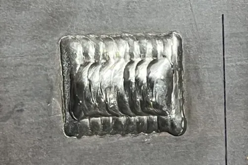 Empa正在探索通过应用优化的3D打印金属补片，利用线弧增材制造（WAAM）来修复和加固受损的钢制基础设施（如桥梁）。他们的研究表明，策略性形状的加固件可将开裂钢板的疲劳寿命延长至四倍。挑战包括防止打印件与基材界面处产生新的应力集中，以及将WAAM系统运输到现场工地，但该方法在海上和抗震建筑等行业具有显著潜力，可实现经济高效、按需修复。