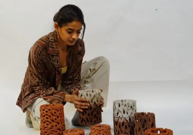 设计师Rameshwari Jonnalagedda创造了Minimal Matter——一个基于极小曲面数学原理构建的3D打印赤陶构件系统，这些几何原理同样存在于肥皂膜、叶脉和细胞膜中。
