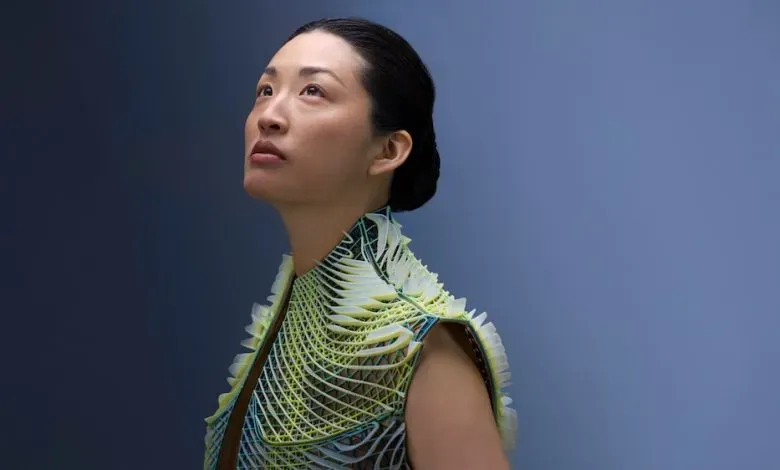 服装不再是覆盖身体的东西，而是与之共存之物。