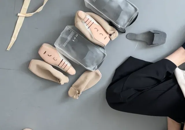 Actble，一家由前芭蕾舞演员Sophia Lindner创立的德国舞蹈服公司，打造了一款模块化足尖鞋，其3D打印内底可在磨损后单独更换，而无需舞者每使用10到20小时就更换整双鞋。这些内底由巴塞罗那的鞋类专家Something Added合作制造，采用HP的Multi Jet Fusion（MJF）技术打印。