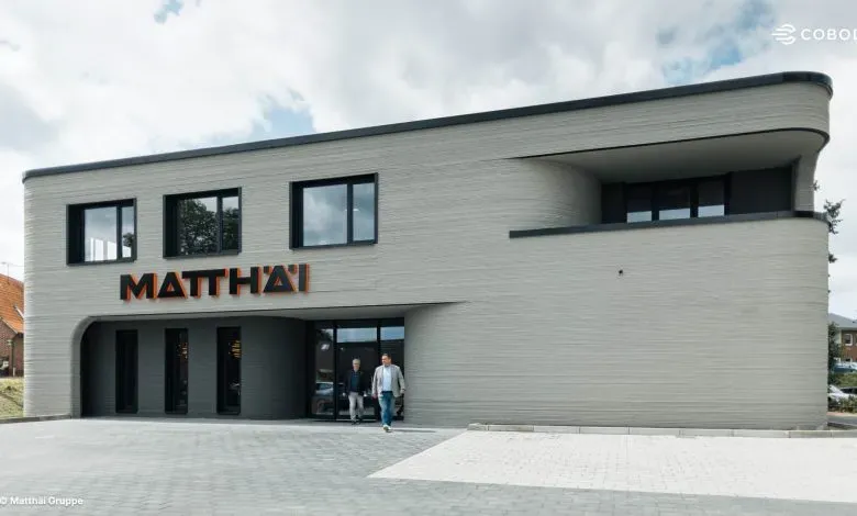 Matthäi集团子公司用COBOD BOD2打印机完成德国北部首座3D打印办公楼，随后成立专属增材制造部门，与PERI合作推广住宅等新项目，标志着建筑3D打印从演示走向商业化常态。