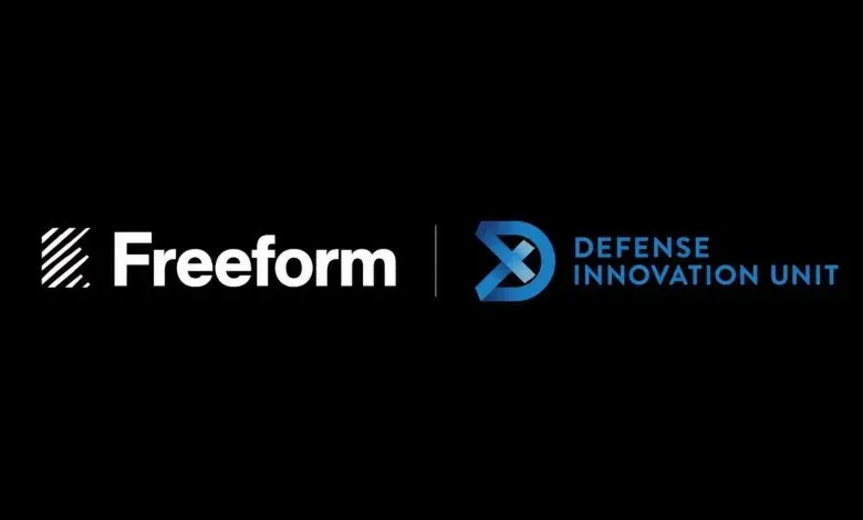美国国防创新部门与Freeform签订「10ⁿ」协议，以AI平台Skyfall结合金属增材制造与实时过程控制，生产经飞行鉴定的推进系统及结构件，目标年产量数百至数千件，同时提升太空制造成熟度等级，缓解供应链瓶颈。
