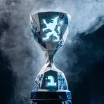 荷兰设计师Anouk Wipprecht为F1荷兰大奖赛打造告别奖杯，将柔性电致发光材料嵌入皇家代尔夫特手工陶瓷，使传统蓝陶焕发交互光效。其设计延续3D打印创作理念，并与金缮、派纳克等工艺融合，凸显科技与传统工艺的碰撞。