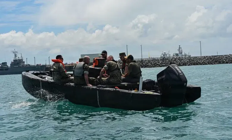 USMC在冲绳成功测试3D打印突击艇，验证RAMFORCE计划在对抗环境下的快速制造能力。该艇支持有人与无人模式，材料便于全球采购。计划融合增减材制造、电路板维修等多项技术，旨在训练部队操作设备，实现前沿部署与实战化集成应用。