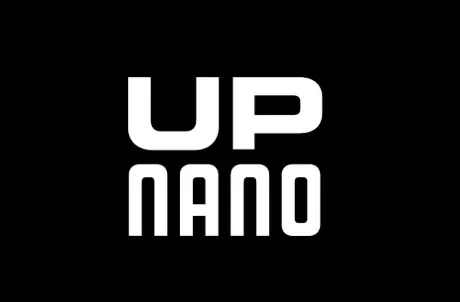 UpNano八周年之际全面更新品牌形象，但技术方向未变，仍以双光子聚合为核心。NanoOne系列设备维持XY平面低于100nm的分辨率，并覆盖微流控、光子学、医疗等应用，同时通过UpScale扩展工业级生产服务。