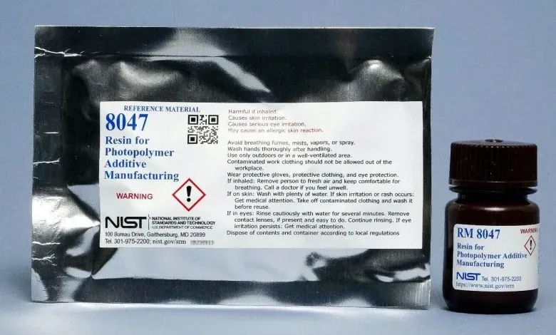 NIST联合PAMA推出基准光敏树脂，旨在解决光聚合物3D打印中光穿透深度与临界曝光能量测量差异大的痛点。通过多实验室协作及雅各布斯方程分析，为行业提供统一度量标准，助力确保打印可重复性，推动商业规模化发展。