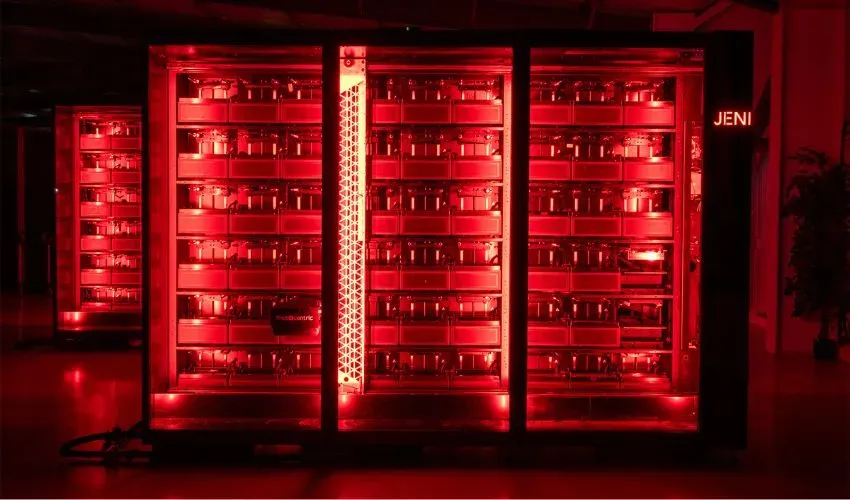 Photocentric 发布模块化自主生产平台 JENI，融合高分辨率 LCD 打印与机器人后处理，实现无人值守批量制造小型塑料件。单模块日产数十万件，成本最低不到 2 美分，支持多材料并行与按任务定制工艺，碳排放较注塑降低约 85%，瞄准「无聊零件」的数字化规模制造。
