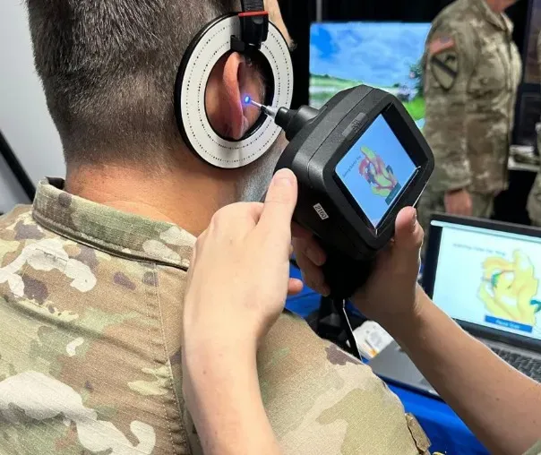 美国海军航空系统司令部空勤系统项目办公室（PMA-202）已将一份单一来源的正式采办计划合同授予Aware Defense——Aware Custom Biometric Wearables（Aware CBW）旗下部门，用于采用增材制造（AM）及该公司专有的eFit 3D耳道扫描技术，为海军航空人员供应定制听力保护装置。