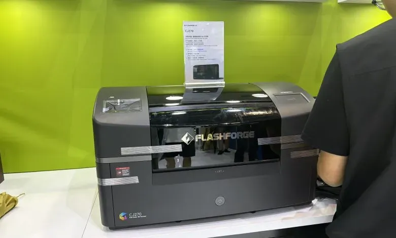 首批100台桌面CMYK、白色及透明系统空运发货，价格仅为工业级全彩设备的一小部分。