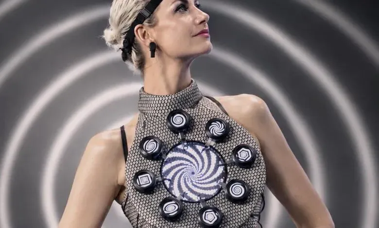 荷兰设计师Anouk Wipprecht推出原型作品Hypnotize Dress，集成EEG头戴设备，将专注度数值映射至八块由3D打印结构固定的圆形屏幕，实时改变催眠纹样动画。这一科技时装实验探讨脑机接口作为可穿戴界面时，内心状态如何成为服装叙事的一部分。
