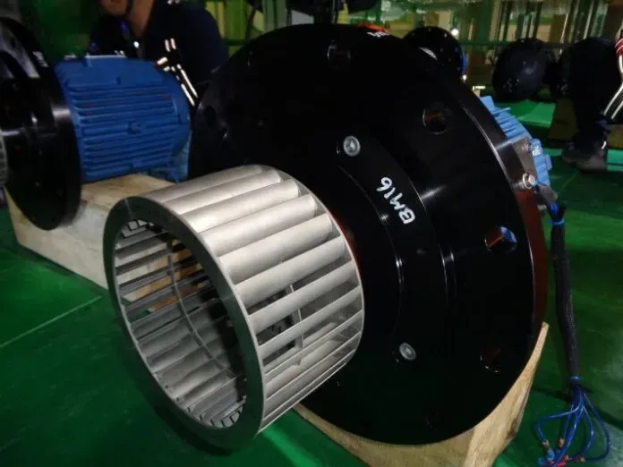 KHNP已在韩国新蔚核电站1号机组成功完成3D打印多叶片叶轮的18个月连续运行，标志着该国首个3D打印核部件在真实运行条件下展现出稳定的长期性能。该叶轮用于冷却发电机断路器，由DAEGUN于2024年作为单一部件制造，消除了传统组装式叶轮中存在的接头弱点，提高了耐用性。它经过了热处理、机械性能测试和气流性能验证，并于2025年1月完成安装。基于这一成功，KHNP计划将3D打印部件应用扩展到其他反应堆，并为下一代核电站（包括小型模块化反应堆SMR）开发新部件。