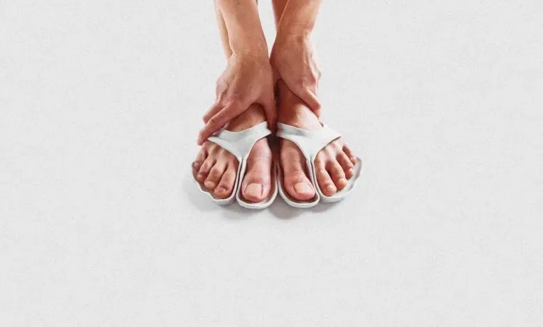 Vivobarefoot联合Carbon、OECHSLER推出Tabi Gen 02定制凉鞋：依托足部扫描与DLS技术，用EPU Pro材料按需打印，实现零库存、一体成型和可循环制造。该产品被视为从「适应鞋子」到「围绕脚造鞋」的转折点，也展示了增材制造在个性化鞋类量产中的实际路径。