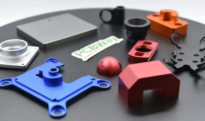 以无线键盘外壳为例，PCBWay指出3D打印、CNC与注塑并非替代关系，而应按数量、精度、材料及表面需求分阶段选用：前者利于快速验证与小批量，CNC适合精密功能件，注塑在千件以上更经济，并提供即时报价与DFM审查。