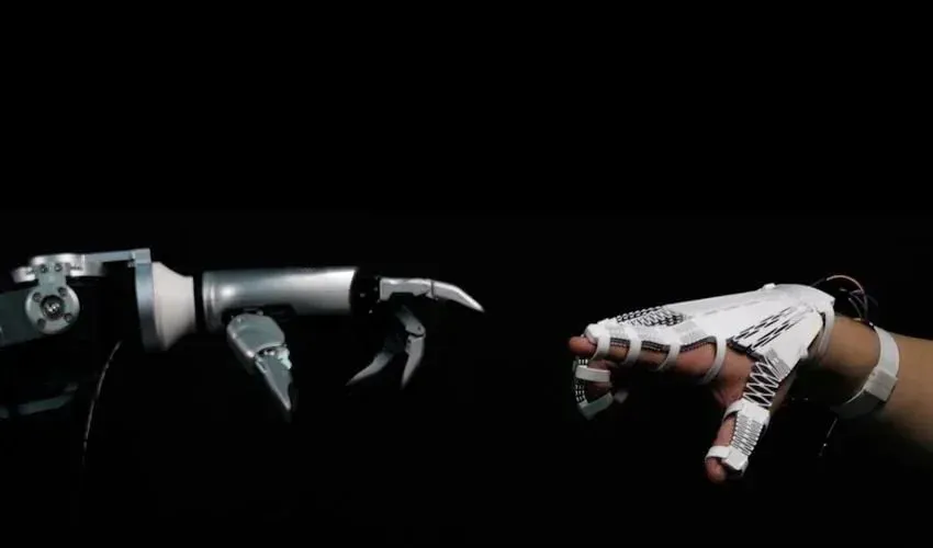 MIT CSAIL 的 X-Hinges 以双材料将传感与导电路径嵌入打印件，支持多轴联动，已示范遥操作手套、调光台灯与识别秤；当前需打印后视觉校准，团队拟将标定内嵌。