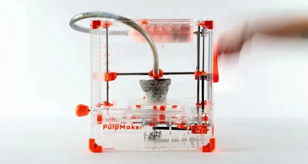 中央圣马丁学院学生Ahmet Ergun推出的PulpMaker手摇式3D打印机荣获詹姆斯·戴森奖，该设备无需电力，以废纸浆为耗材，通过机械齿轮实现双模式成型（旋转/自由造型），专为灾区儿童设计。透明结构完整展示挤出系统与传动原理，兼具STEM教育功能与社会公益价值，目前已计划在欠发达地区开展人道主义试点。这项创新技术重新定义了极端环境下的可持续制造与创造力激发方案。