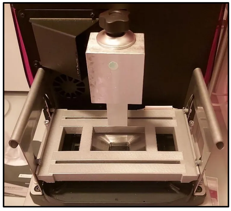 德国团队突破导电聚合物光固化3D打印技术瓶颈，通过开发405nm紫外光下透明的碳唑基配方，利用常规DLP设备成功制造出通电可变色的柔性结构。该技术实现了从“打印形状”到“打印功能”的跨越，为柔性显示器、智能传感器及伪装材料等应用提供了新的制造路径。