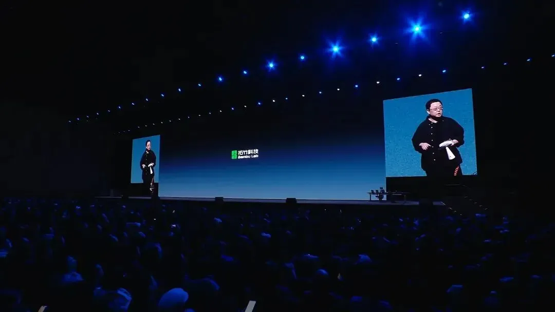 在2024“罗永浩的十字路口”科技大会上，拓竹3D打印机被评为年度最佳。其凭借卓越性能与亲民价格，重新定义了消费级3D打印体验，并连续三年全球销量第一。配套的MakerWorld社区极大降低了创作门槛，推动3D打印从极客玩具走向家庭与教育，展现了国产科技品牌的全球领导力。