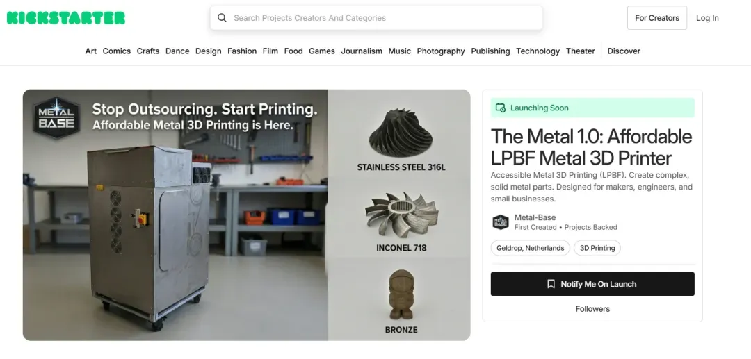 荷兰Metal-Base推出仅8500欧元起的Metal 1.0金属3D打印机，采用蓝光二极管与开源软件，实现低成本粉末床熔融技术。虽未达工业级致密度，但标志着消费级金属打印新趋势：以桌面设备架构挑战传统高价SLM，有望重塑小规模制造与创新生态。