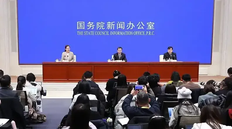 2025年中国3D打印设备产量增速达52.5%，大幅领先工业机器人、新能源汽车等高端制造领域，成为高技术制造业增长的核心引擎。产业规模突破700亿元，应用已拓展至航空航天、医疗、消费电子等多个关键领域，展现出从技术突破到市场深度渗透的全面发展态势。