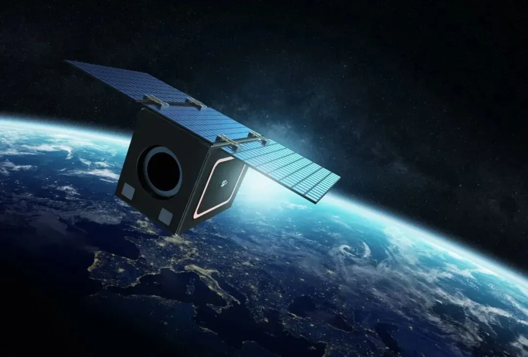 波音通过3D打印技术实现航天器太阳能电池阵列基板的一体化制造，将生产周期缩短6个月、效率提升50%。推测采用碳纤维增强聚合物复合材料，集成线束路径与连接点于整体结构，已进入实用化阶段，首批将用于千禧航天小卫星。
