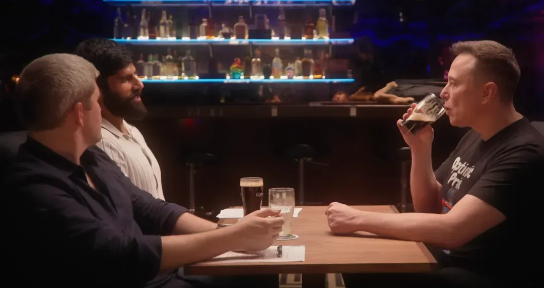 在马斯克三小时访谈中，虽然未直接提及3D打印，但他在涡轮叶片短缺、人形机器人全定制化制造及材料选择困境中，揭示了硬件制造正成为AI时代的核心瓶颈。这些痛点恰恰指向增材制造尚未充分发力的领域——从能源部件到机器人供应链，为3D打印行业提供了切入规模化应用的关键时间窗口。