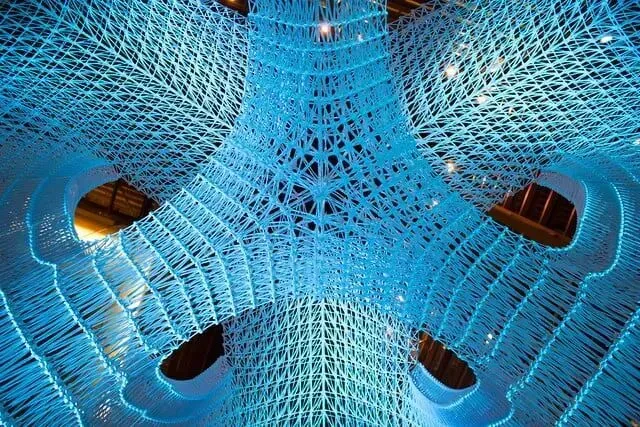 华尔街“AI鬼故事”引发行业深思：3D打印虽因物理转化壁垒暂未受AI大规模冲击，但非车间岗位正面临替代压力。然而AI与3D实为共生——AI驱动复杂设计，打印承接高端制造。行业需求总量增长，但结构正加速分层，中间层服务商将承压。物理能力是未来竞争力核心。