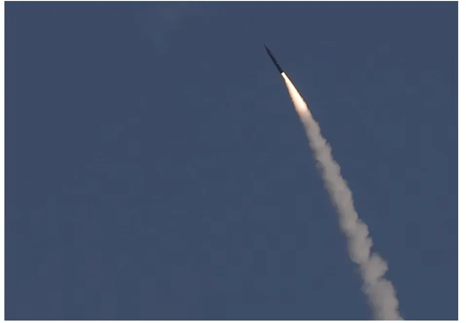 美军在伊朗军事行动中面临弹药库存危机，凸显国防供应链脆弱性。文章指出，3D打印虽无法直接解决核心弹药短缺，但在快速制造备件、迭代非关键部件及分布式生产方面展现战略价值，为制造业韧性提供关键支撑。