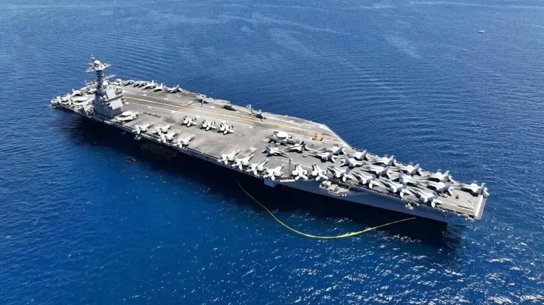 美国海军首次在核动力航母正式装备1.5米大型金属3D打印阀门歧管，标志该技术通过严苛舰载认证。同期潜艇实现跨军种现场打印维修，驱逐舰关键件交付周期缩短70%。美军正以标准化体系推动增材制造在备件保障、分布式制造等领域的实战化应用。