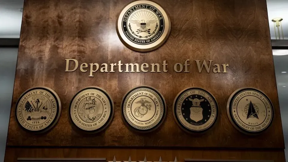 美军近期授出980万美元3D打印认证合同，联合24家企业推进军用增材制造标准体系建设。该项目旨在通过真实零件测试，解决3D打印在战机和军舰应用中的可靠性验证问题，以构建数字化备件供应链，应对高强度冲突下的装备损耗挑战。