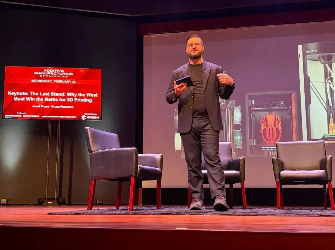 捷克知名3D打印企业Prusa创始人在行业峰会上质疑中国3D打印产业政策及数据安全，引发业界对其观点合理性及企业竞争力的双重讨论。文章分析指出，其言论虽反映部分现实，但全球产业竞争本质仍是技术创新与制造效率的比拼。