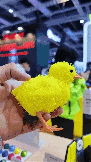 3D打印技术迎来革新：Snapmaker U1通过四喷头设计实现5秒快速换色，将多色打印废料降至传统方法的17%-47%，同时支持硬软材料一体成型。这一突破大幅降低生产成本与能耗，正推动3D打印农场在多材料功能件市场获得新订单。