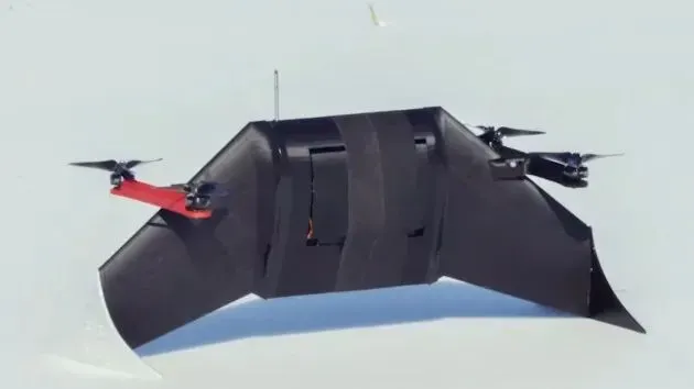 美军开发可消耗3D打印无人机SPARTA，机身设计为坠毁时碎裂以保护核心电子部件，实现低成本快速更换。该机采用混合构型兼顾垂直起降与长航程，配合移动打印车间BISON，将装备迭代周期从年压缩至月，重塑战场装备保障模式。