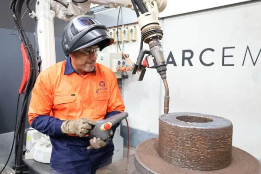 从潜艇零件到火箭发动机，3D打印技术正加速渗透高端制造。全球范围内，电弧增材、定制合金与体积生物打印等领域取得关键突破，推动航空航天、国防医疗及影视道具等行业革新，展现出高效、定制化的强大潜力。