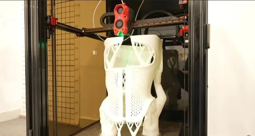 3D打印技术正重塑脊柱侧弯矫形器制造：新材料OrthoTough 1000突破FDM力学局限，数字化流程提升精度与产能，患者依从性显著改善，矫正效果获临床验证。