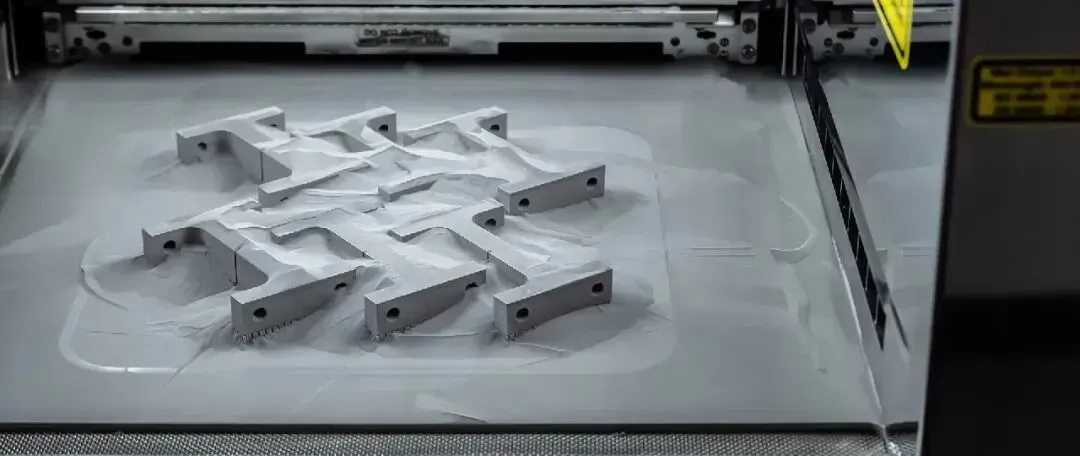 金属3D打印的无损检测正从“事后检查”转向“过程监控”，通过声学、热成像与AI模型实现全程缺陷感知。未来，零件将自带包含缺陷图谱的数字档案，实现基于实际工况的个体化合格判定。尽管表面粗糙度与内腔检测仍是挑战，但集成传感、开放数据与智能决策正成为设备评估新维度。