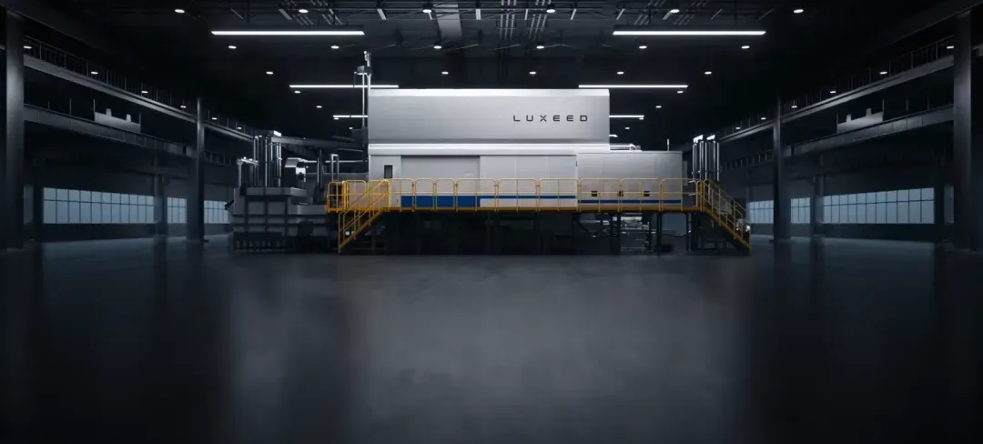 在春季发布会上，余承东将智界V9采用的电磁热控压铸技术与3D打印类比，强调其精密可控的制造逻辑。该技术通过电磁场调控铝液流动性与纳米涂层热管理，实现更高强度、更轻量化的部件生产，反映出传统压铸工艺正朝着增材制造的精准化方向演进。