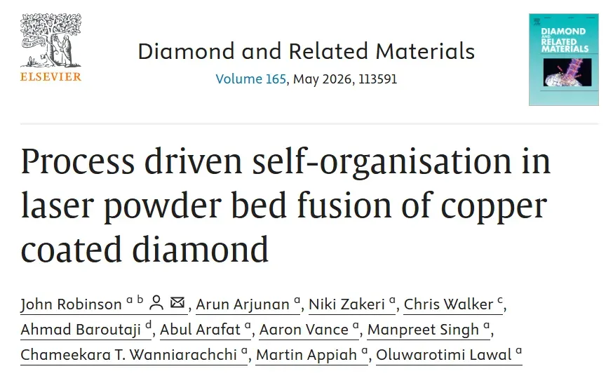 英国团队突破铜-金刚石3D打印技术瓶颈，通过铜包金刚石粉末实现复杂结构稳定成形。该技术不仅解决了高性能散热基板的制造难题，还能在同一工艺中生成亚微米多孔毛细结构，为AI算力时代的高密度散热提供了集高效导热与形状自由于一体的创新解决方案。