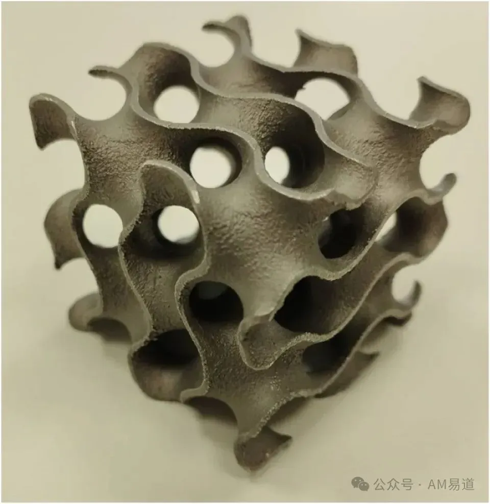 最新研究利用3D打印制造Gyroid多孔螺旋结构换热器，性能显著优于传统设计：体积减少30%，传热效率提升10.5%，温度效率提高5%，为热管理领域带来突破性创新。