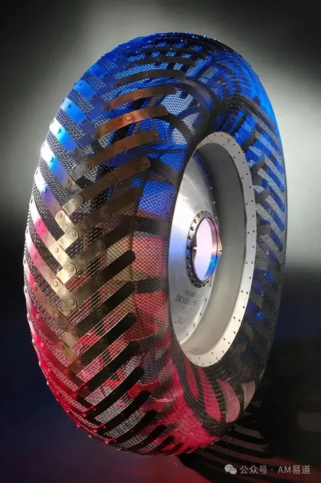LEAP 71开源Rover Wheels项目，基于PicoGK内核实现参数化建模，可快速生成适配月球、火星环境的复杂结构车轮。文章详解DfAM设计流程与内部结构库，展示开源与商业的协同路径，为增材制造轻量化设计提供新思路。