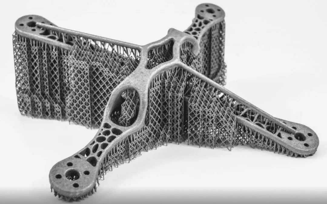 英国Rivelin Robotics推出NetShape机器人后处理方案，结合3D视觉与力控传感，实现金属增材件去支撑、表面精修的自动化，降低缺陷率与运营成本。虽获Dstl支持，但航空级精度仍需长期验证，目前仅是行业新解而非终解。