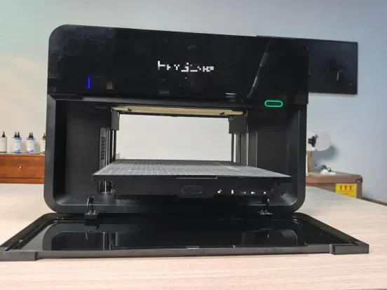 黑格G1谍照流出，工业级i3200喷头首降桌面机，实现全彩3D打印与UV平板打印二合一。定位个人工作室，强调「帮人赚钱」——解决手办上色痛点，同时承接UV定制订单。若Kickstarter定价亲民，有望成为全彩桌面机市场首个爆款。