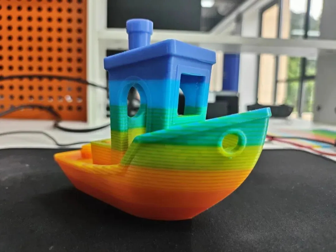 通过实测Polymaker Panchroma半透明PLA四色耗材，验证了FDM层叠混色机制能实现丰富色彩。平面十二色、立体七色渐变均表现优秀。揭示全彩打印关键不在多头设备，而在于基础色与透光度一致性，四种颜色已足以覆盖广泛色域。
