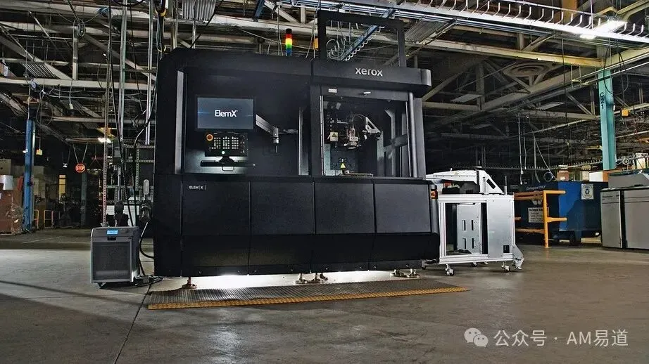 液态金属喷射3D打印技术以铝线为原料，安全高效，已被美国海军部署于战舰实现按需制造。该技术简化后处理，降低供应链依赖，正从应急备用转向主流制造，但仍面临规模化与认证挑战。