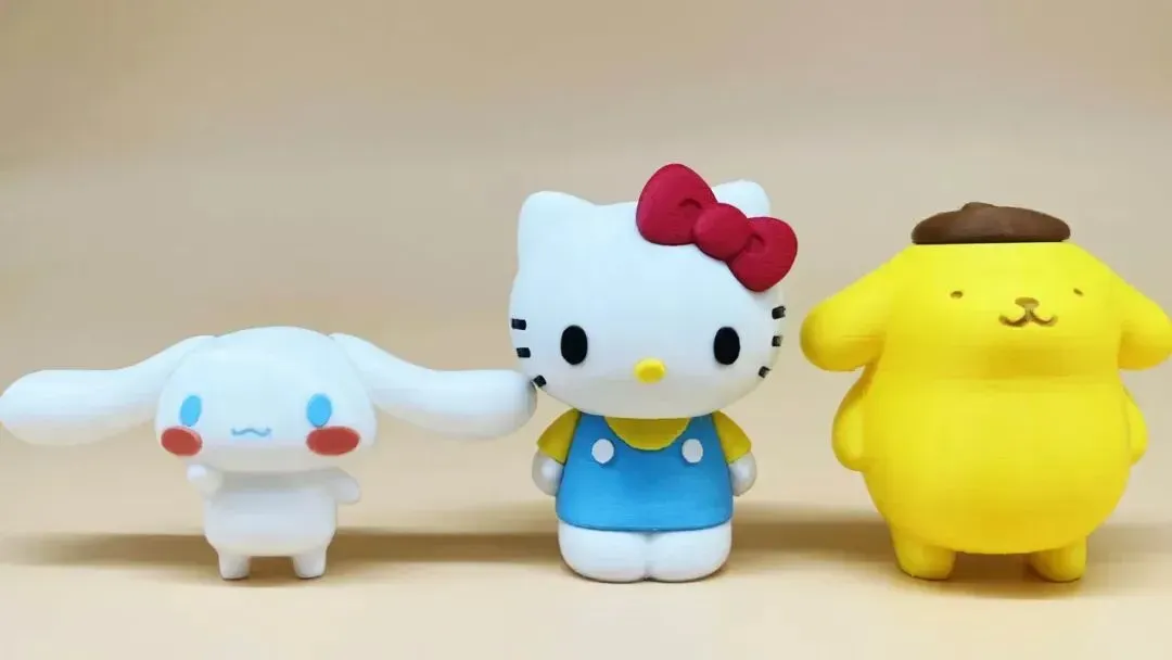 三丽鸥再次授权Hello Kitty等IP给3D打印企业Toybox，关键变化在于推出加密云端直推、打印即作废的产权管控模式，解决了IP方对计量、地域、回收的担忧，为消费级3D打印的长尾IP变现开辟新路径。