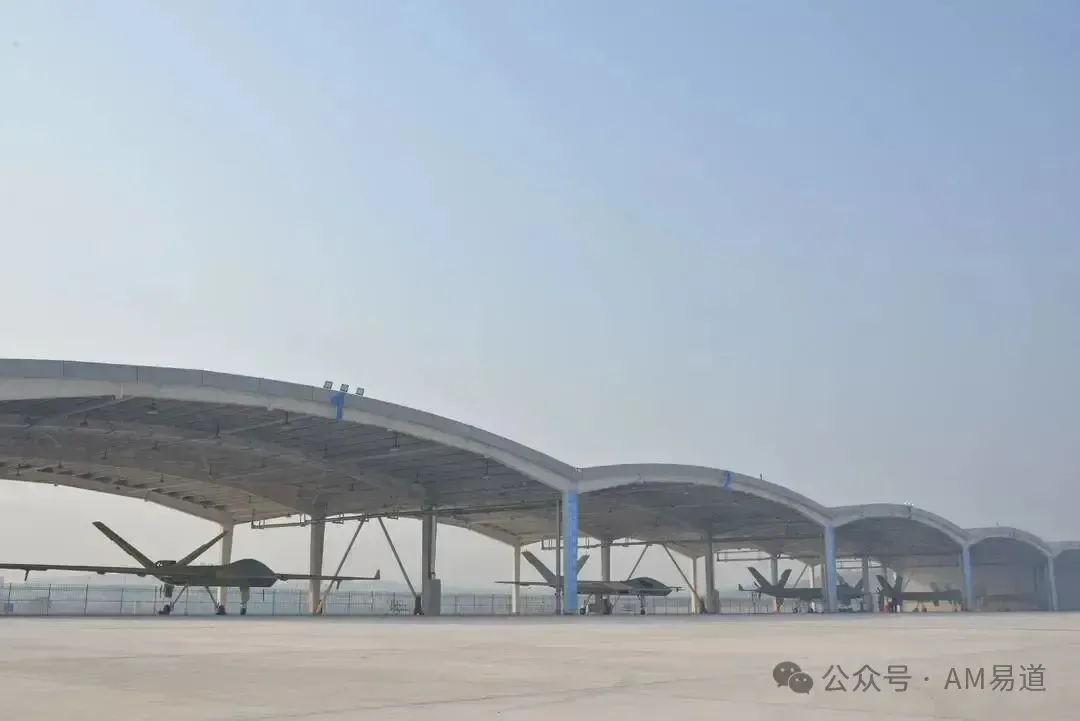 成飞自贡基地投产，依托增材制造等先进工艺实现无人机零部件快速生产，全产业链集聚缩短交付周期超30%，并助力翼龙-2大型固定翼无人机货运首飞，展现增材制造在低空经济中的关键支撑。