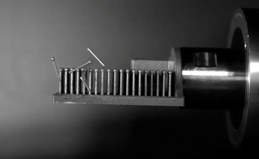 德国Fraunhofer IAPT研究用约35kHz高频振动激发支撑共振，使金属3D打印支撑自动脱落，实验证明优化质量分布的1毫米锥形支撑可在3至4分钟内全部去除，且表面质量优于人工凿除。该技术需结合定制化夹具与频率算法，有望重构支撑设计与后处理流程。