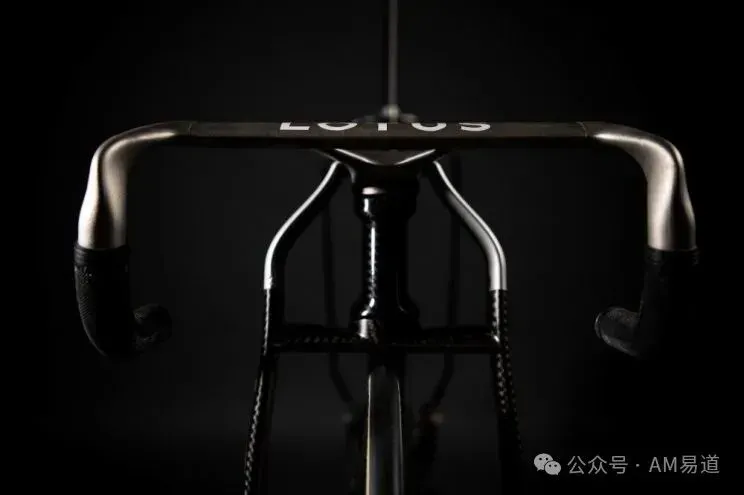 Renishaw携手Lotus Engineering与Hope Technology，为英国自行车队研发巴黎奥运战车关键部件。通过增材制造生产钛合金曲柄、座杆等，采用晶格结构实现减重与空气动力学优化，并支持风洞模型迭代，助力车手争金。
