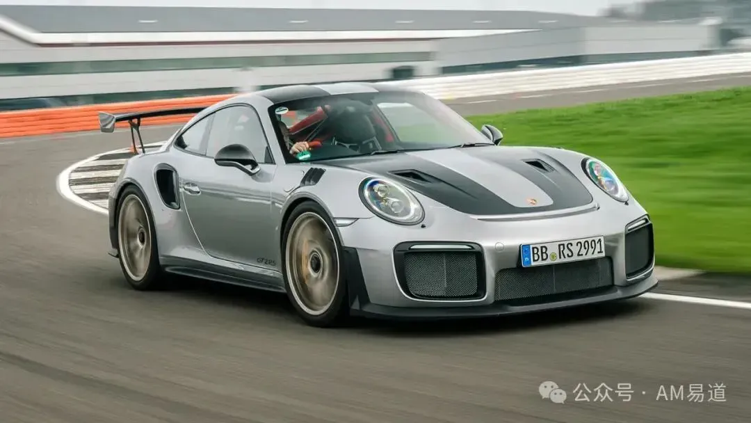 保时捷911 GT2 RS搭载3D打印铝合金活塞，集成密封环形冷却管，实现精准温控并降低活塞温度超20℃。该活塞由马勒、通快、蔡司协作开发，经200小时耐久验证，兼具轻量化与高可靠性，展现增材制造在汽车核心部件的应用潜力。